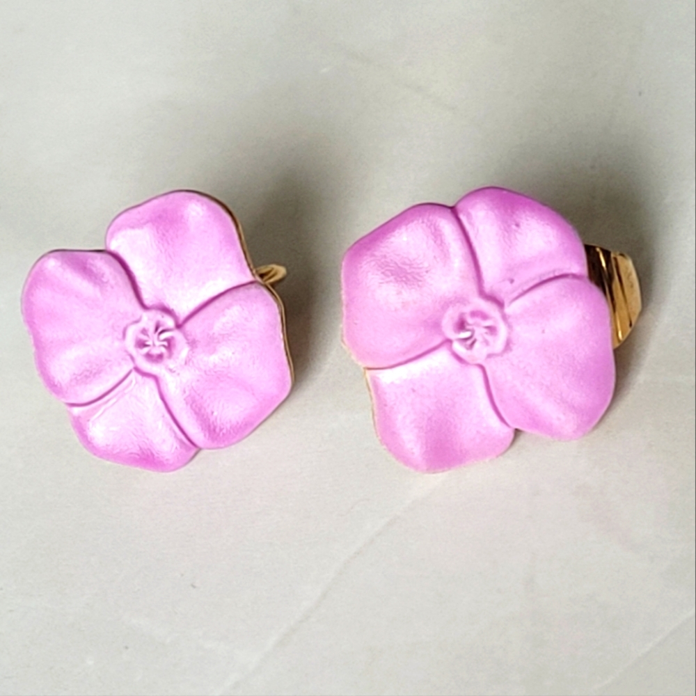 Vintage Dainty Lavender Pastel Purple Flower Clip-on Earrings - Picture 4 of 6